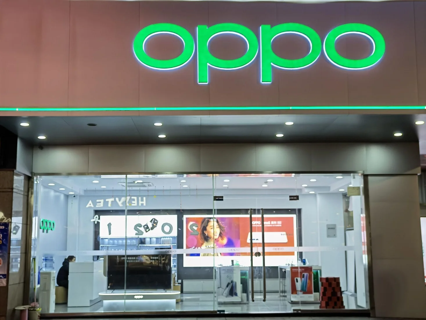 OPPO signage photograph